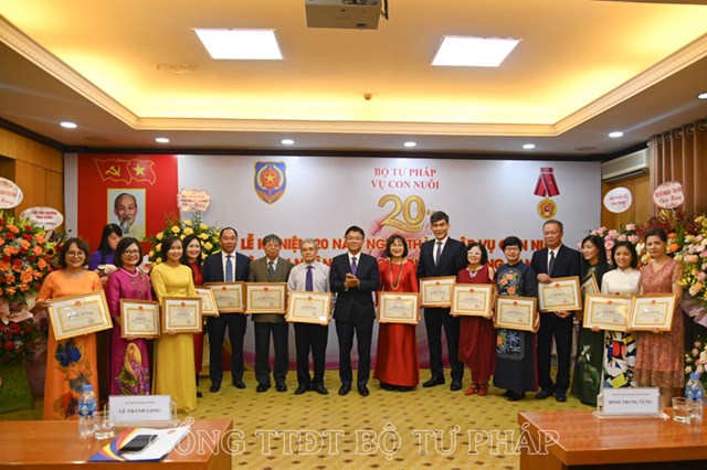 Bộ trưởng L&ecirc; Th&agrave;nh Long&nbsp;tặng Bằng khen của Bộ trưởng Bộ Tư ph&aacute;p cho 20&nbsp;tập thể, 17&nbsp;c&aacute; nh&acirc;n c&oacute; th&agrave;nh t&iacute;ch xuất sắc đ&oacute;ng g&oacute;p cho qu&aacute; tr&igrave;nh 20 năm x&acirc;y dựng v&agrave; ph&aacute;t triển Vụ Con nu&ocirc;i &nbsp;