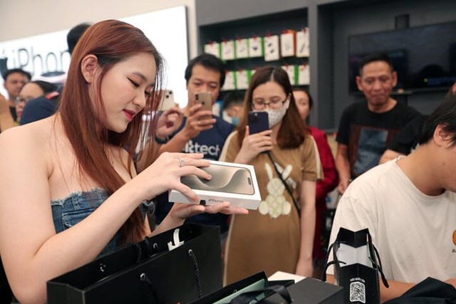 iPhone 15 đến tay người Việt trong đ&#234;m - Ảnh 2