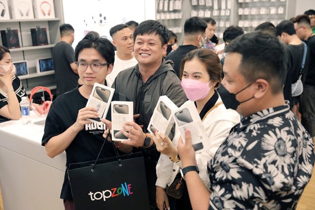 Đ&ecirc;m 28, rạng s&aacute;ng 29/9, h&agrave;ng loạt đại l&yacute; uỷ quyền của Apple (AAR) tại Việt Nam bắt đầu giao c&aacute;c m&aacute;y thế hệ iPhone 15 tới tay người d&ugrave;ng ở nhiều th&agrave;nh phố tr&ecirc;n cả nước.&nbsp;&nbsp;