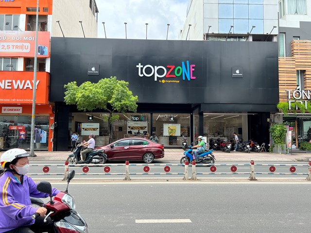 Cửa h&agrave;ng TopZone của Thế Giới Di Động tại quận 4, TP HCM l&agrave; nơi tổ chức sự kiện mở b&aacute;n IPhone 15 &nbsp;