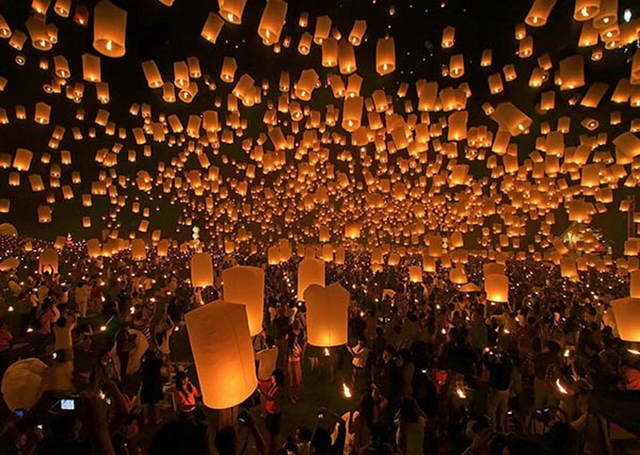 Lễ hội thả đ&egrave;n lồng trong ng&agrave;y trung thu ở Chiang Mai (Th&aacute;i Lan) thu h&uacute;t h&agrave;ng ngh&igrave;n du kh&aacute;ch v&agrave; phật tử tới tham gia.