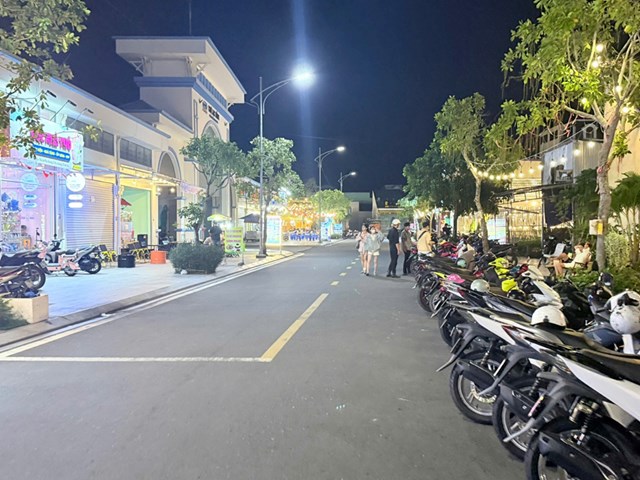 Kh&ocirc;ng gian kinh doanh s&ocirc;i động quanh chợ Lạc Hồng