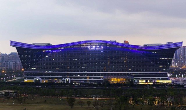 Kinh ngạc TTTM khổng lồ của Trung Quốc: Lớn gấp 20 lần nh&#224; h&#225;t Opera, biển khổng lồ ngay trong nh&#224;, mặt trời nh&#226;n tạo chiếu s&#225;ng 24/7 - Ảnh 1