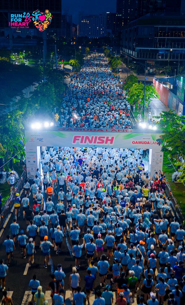 Hơn 5.000 người tham gia &#39;Chạy V&#236; Tr&#225;i Tim 2025&#39;, đ&#243;ng g&#243;p n&#226;ng tổng quỹ hỗ trợ trẻ em bệnh tim l&#234;n hơn 53 tỷ đồng - Ảnh 4
