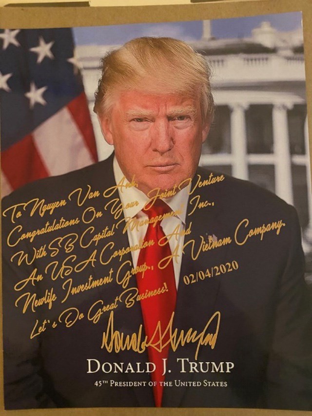 Bức h&igrave;nh được Tập đo&agrave;n Newlife quảng c&aacute;o l&agrave; c&oacute; chữ k&yacute; ch&uacute;c mừng của Tổng thống Trump.
