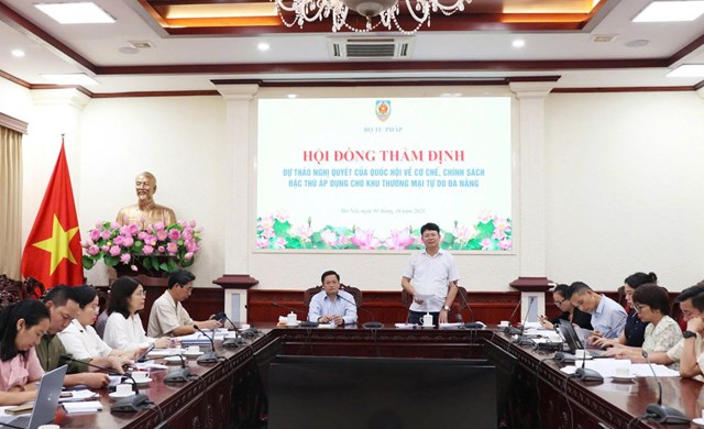 Cảnh Hội đồng thẩm định.