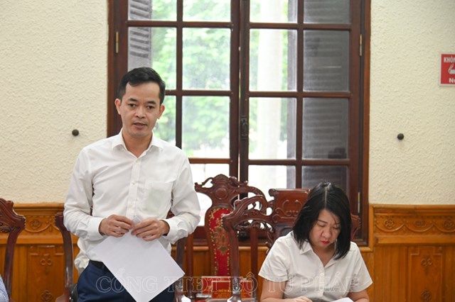 Đại diện Bộ T&agrave;i ch&iacute;nh tr&igrave;nh b&agrave;y t&oacute;m tắt nội dung Tờ tr&igrave;nh.