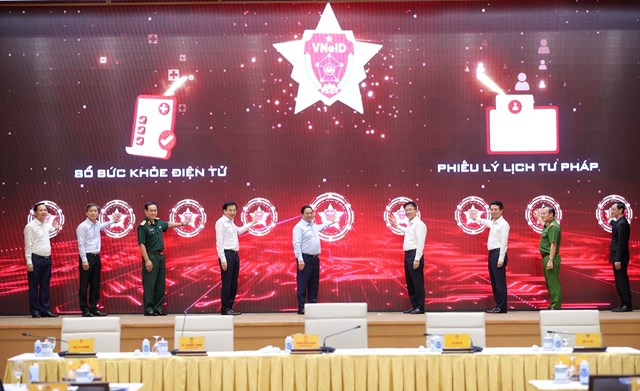 Thủ tướng Phạm Minh Ch&iacute;nh, Ph&oacute; Thủ tướng L&ecirc; Th&agrave;nh Long v&agrave; l&atilde;nh đạo c&aacute;c bộ, ng&agrave;nh ấn n&uacute;t khai trương sổ sức khỏe điện tử v&agrave; cấp phiếu l&yacute; lịch tư ph&aacute;p qua VneID tr&ecirc;n to&agrave;n quốc - Ảnh: VGP/Nhật Bắc &nbsp;