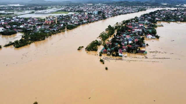 Nhiều nhà dân ở Hà Tĩnh bị ngập nặng sau bão số 10. (Ảnh: Tienphong.vn).