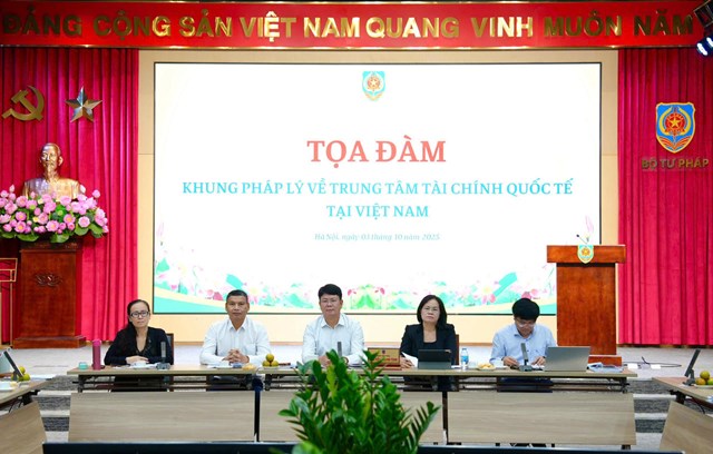 Tọa đ&agrave;m c&ograve;n c&oacute; sự tham dự của Ph&oacute; Chủ tịch&nbsp;Thường trực&nbsp;UBND TP Đ&agrave; Nẵng Hồ Kỳ Minh c&ugrave;ng đại diện c&aacute;c Bộ, ng&agrave;nh, địa phương, c&aacute;c cơ quan, c&aacute;c chuy&ecirc;n gia, nh&agrave; khoa học, c&aacute;c luật sư&hellip;