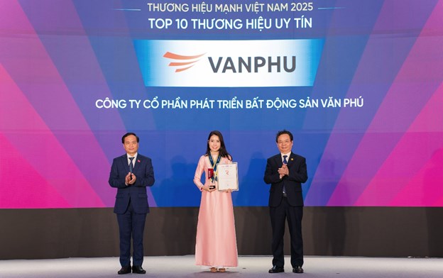 Đại diện Văn Ph&uacute; nhận vinh danh Top 10 Thương hiệu mạnh Việt Nam &ndash; Thương hiệu uy t&iacute;n 2025 &nbsp;