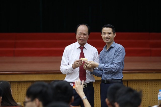 Doanh nh&acirc;n Phạm Hữu Tuấn chụp ảnh kỷ niệm c&ugrave;ng &ocirc;ng Nguyễn Đ&igrave;nh Thắng - Chủ tịch Ng&acirc;n h&agrave;ng Bưu điện Li&ecirc;n Việt