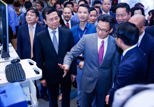 Ph&oacute; Thủ tướng nhấn mạnh: &ldquo;Việt Nam cần thực hiện chuyển đổi số với t&acirc;m thế của một quốc gia c&ograve;n k&eacute;m so với thế giới&rdquo;