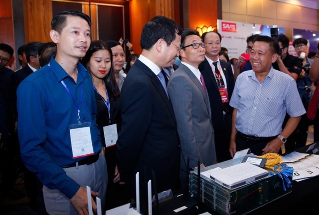Ph&oacute; Thủ tướng Ch&iacute;nh phủ Vũ Đức Đam v&agrave; Bộ trưởng Bộ TT&amp;TT Nguyễn Mạnh H&ugrave;ng v&agrave; doanh nh&acirc;n Phạm Hữu Tuấn tham quan Triển l&atilde;m c&aacute;c giải ph&aacute;p cho chuyển đổi số, trong khu&ocirc;n khổ Vietnam ICT Summit 2019.