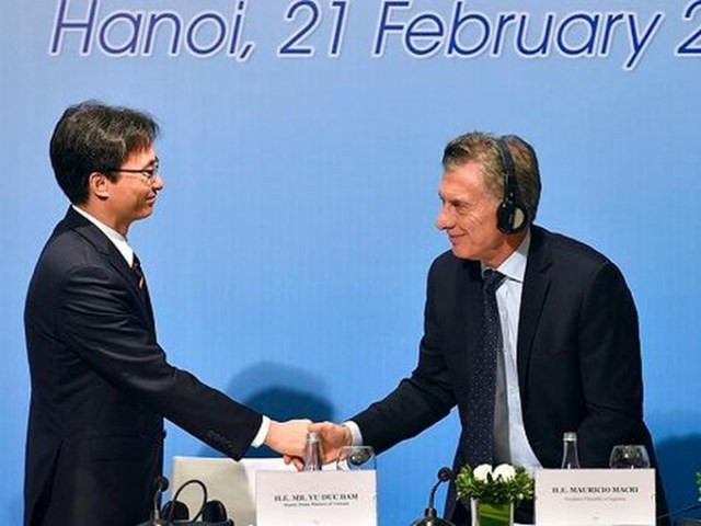 Ph&oacute; Thủ tướng Vũ Đức Đam v&agrave; Tổng thống Argentina Mauricio Macri - Ảnh: VGP/Nhật Bắc