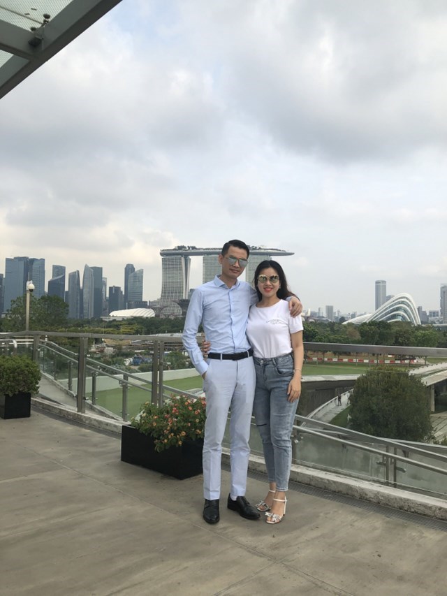 Doanh nh&acirc;n Phạm Hữu Tuấn v&agrave; phu nh&acirc;n c&ugrave;ng tham gia chuyến du lịch với nh&acirc;n vi&ecirc;n, kh&ocirc;ng ph&acirc;n biệt đẳng cấp