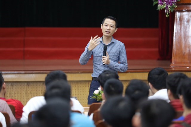 Doanh nh&acirc;n Phạm Hữu Tuấn đang chia sẻ những kinh nghiệm v&agrave; truyền cảm hứng cho c&aacute;c bạn sinh vi&ecirc;n trẻ.