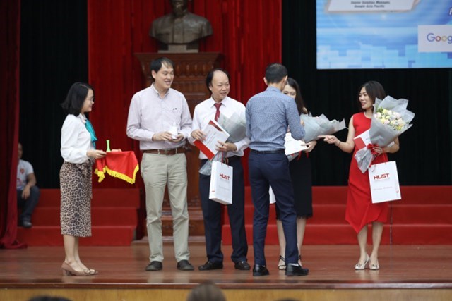 Doanh nh&acirc;n Phạm Hữu Tuấn trao qu&agrave; cho c&aacute;c diễn giả của chương tr&igrave;nh.