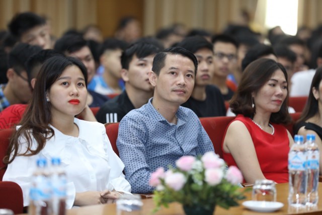 Doanh nh&#226;n Phạm Hữu Tuấn c&#249;ng Chủ Tịch ng&#226;n h&#224;ng Li&#234;n Việt chia sẻ “tầm nh&#236;n triệu đ&#244;” với sinh vi&#234;n ưu t&#250; trường B&#225;ch Khoa HN - Ảnh 2