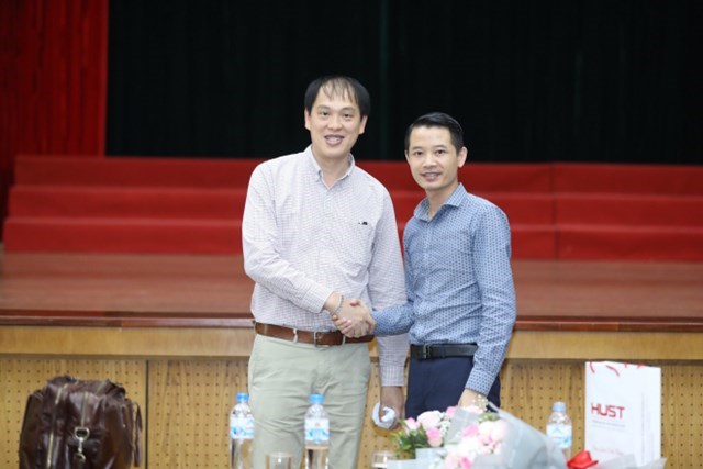 Doanh nh&acirc;n Phạm Hữu Tuấn v&agrave; PGS.TS Nguyễn Hữu Thanh (tr&aacute;i) - Viện trưởng Viện Điện tử - Viễn Th&ocirc;ng (Trường Đại học B&aacute;ch Khoa H&agrave; Nội).