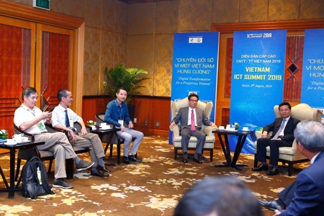 Doanh nh&acirc;n Phạm Hữu Tuấn vinh dự tham gia Diễn đ&agrave;n ICT&nbsp; cấp cao c&ugrave;ng Ph&oacute; Thủ tướng Vũ Đức Đam (ngồi giữa) v&agrave; Bộ trưởng Bộ Th&ocirc;ng tin &amp; Truyền th&ocirc;ng Nguyễn Mạnh H&ugrave;ng (b&ecirc;n phải)