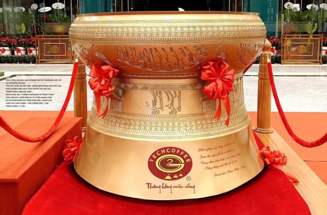 M&oacute;n qu&agrave; thủ m&ocirc;n B&ugrave;i Tiến Dũng gửi tặng m&oacute;n qu&agrave; cho chuỗi c&agrave; ph&ecirc; Tech Coffee.