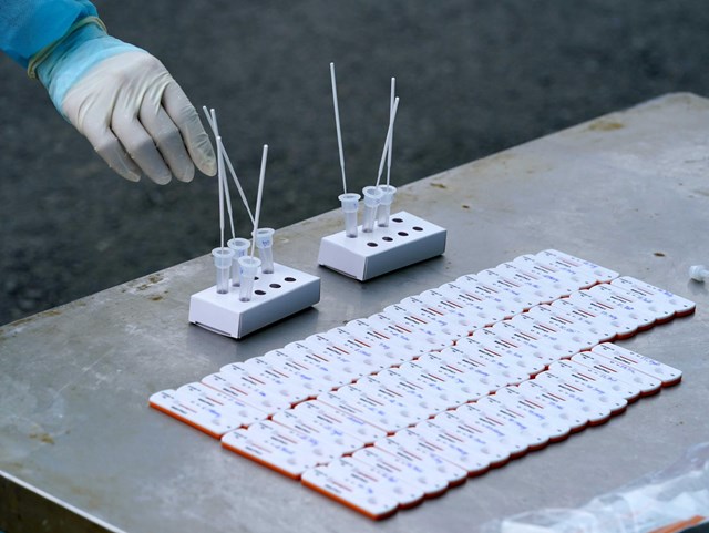 Vingroup đ&atilde; mua v&agrave; tặng cho c&aacute;c v&ugrave;ng dịch nặng hơn 20 triệu kit test