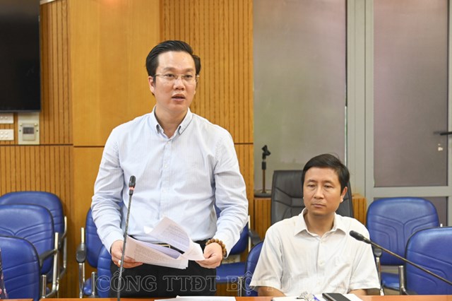 Đại diện Bộ Khoa học v&agrave; C&ocirc;ng nghệ tr&igrave;nh b&agrave;y t&oacute;m tắt nội dung Tờ tr&igrave;nh.