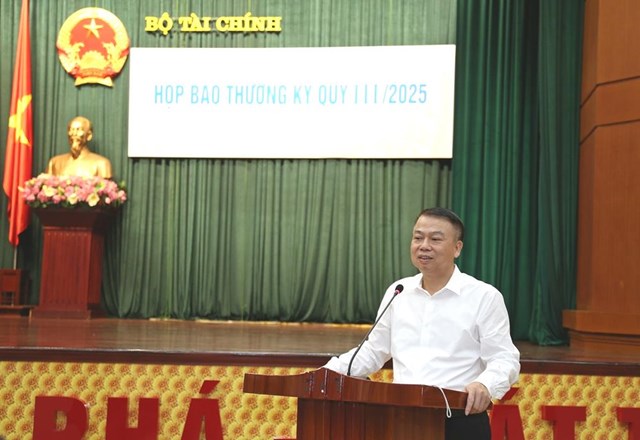 Thứ trưởng Bộ T&agrave;i ch&iacute;nh Nguyễn Đức Chi trao đổi th&ocirc;ng tin tại họp b&aacute;o - Ảnh: VGP/HT