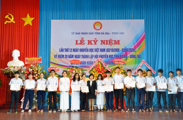 Đại diện Tập đo&agrave;n Novaland trao học bổng cho c&aacute;c em học sinh, sinh vi&ecirc;n tỉnh B&agrave; Rịa-Vũng T&agrave;u