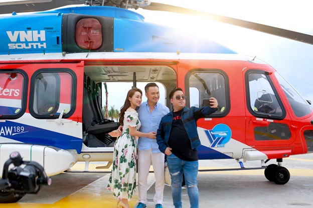 MC T&ugrave;ng Leo c&oacute; mặt tr&ecirc;n chuyến bay c&ugrave;ng diễn vi&ecirc;n Chi Bảo v&agrave; l&agrave; người bạn đồng h&agrave;nh trong suốt chuyến đi.