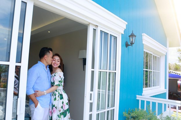 Nam diễn vi&ecirc;n v&agrave; bạn g&aacute;i kh&ocirc;ng giấu được hạnh ph&uacute;c khi ngắm nh&igrave;n biển ngay tại ban-c&ocirc;ng biệt thự.