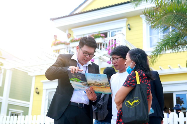 Kh&aacute;ch h&agrave;ng rất quan t&acirc;m tới c&aacute;c sản phẩm second home tại NovaWorld Phan Thiet ngay cả buổi trưa