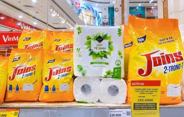 H&igrave;nh ảnh sản phẩm bột giặt Joins xuất hiện tr&ecirc;n một kệ h&agrave;ng Vinmart