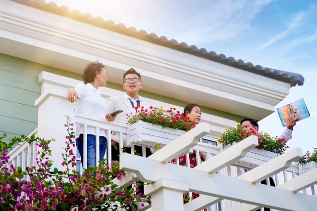 Đứng từ ban c&ocirc;ng tầng 2, kh&aacute;ch tham quan chi&ecirc;m ngưỡng b&atilde;i biển tuyệt đẹp của Phan Thiết v&agrave; tận hưởng kh&ocirc;ng kh&iacute; biển m&aacute;t rượi.
