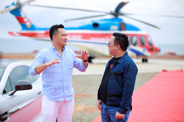Trước đ&oacute;, diễn vi&ecirc;n Chi Bảo v&agrave; MC T&ugrave;ng Leo cũng đ&atilde; c&oacute; chuyến trải nghiệm th&uacute; vị bằng m&aacute;y bay trực thăng tại NovaWorld Phan Thiet.