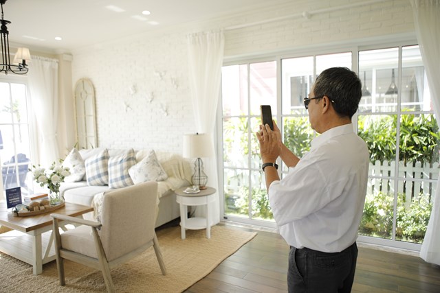 Kh&ocirc;ng chỉ ấn tượng về m&agrave;u sắc nổi bật b&ecirc;n ngo&agrave;i, c&aacute;c căn biệt thự hướng biển được thiết kế nội thất tinh tế, ph&ugrave; hợp theo t&ocirc;ng m&agrave;u b&ecirc;n ngo&agrave;i v&agrave; c&aacute; t&iacute;nh của từng chủ nh&acirc;n sở hữu trong tương lai.