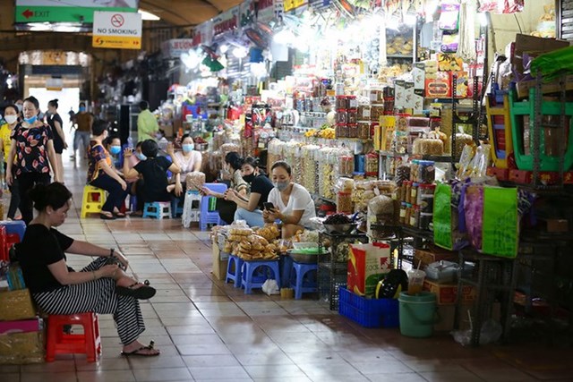 Cảnh bu&ocirc;n b&aacute;n ế ẩm ở chợ Bến Th&agrave;nh (TP HCM) v&igrave; vắng b&oacute;ng du kh&aacute;ch