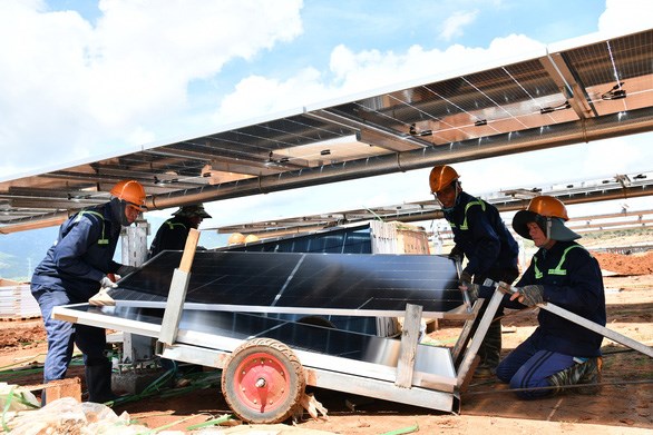 C&aacute;c c&ocirc;ng nh&acirc;n lắp đặt tấm quang năng tại dự &aacute;n điện mặt trời Trung Nam Thuận Nam 450 MW để được hưởng gi&aacute; ưu đ&atilde;i cho c&aacute;c dự &aacute;n vận h&agrave;nh trước 2021