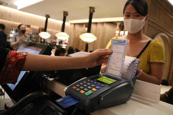 C&aacute;c ng&acirc;n h&agrave;ng phải loại c&aacute;c thẻ m&agrave; kh&aacute;ch h&agrave;ng kh&ocirc;ng c&oacute; nhu cầu sử dụng - Ảnh minh họa: kh&aacute;ch h&agrave;ng c&agrave; thẻ thanh to&aacute;n h&agrave;ng h&oacute;a&nbsp;