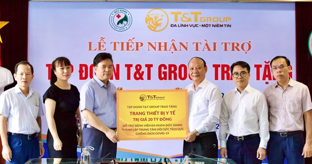 &Ocirc;ng Nguyễn Tất Thắng, Ph&oacute; Tổng Gi&aacute;m đốc Tập đo&agrave;n T&amp;T Group trao ủng hộ cho TS.BS Nguyễn Văn Thường, Gi&aacute;m đốc Bệnh viện đa khoa Đức Giang.