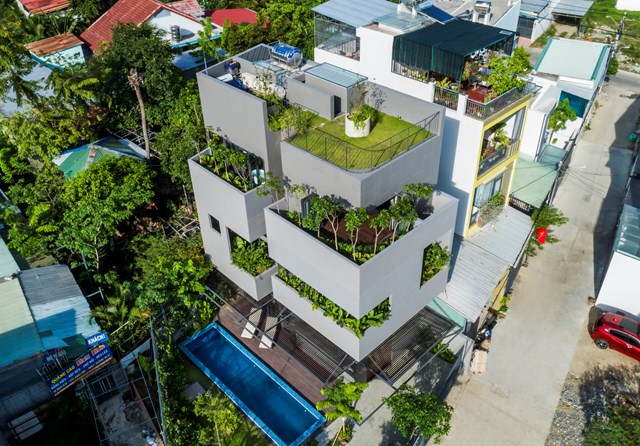 Bi House&nbsp;tọa lạc tại một v&ugrave;ng ngoại &ocirc;&nbsp;c&aacute;ch trung t&acirc;m th&agrave;nh phố biển Nha Trang&nbsp;khoảng 5 km về ph&iacute;a Nam. Nơi đ&acirc;y đang ph&aacute;t triển rất nhanh, mật độ&nbsp;b&ecirc; t&ocirc;ng h&oacute;a d&agrave;y đặc đang thu hẹp thảm thực vật v&agrave; kh&ocirc;ng gian xanh tự nhi&ecirc;n.&nbsp;Với phương ch&acirc;m "Kiến tr&uacute;c Xanh", đội ngũ kiến tr&uacute;c sư của Phạm Hữu Sơn Architects đ&atilde; biến kh&ocirc;ng gian ng&ocirc;i nh&agrave; th&agrave;nh một&nbsp;khu nghỉ dưỡng tr&agrave;n ngập hơi thở thi&ecirc;n nhi&ecirc;n giữa khu d&acirc;n cư đ&ocirc;ng đ&uacute;c.