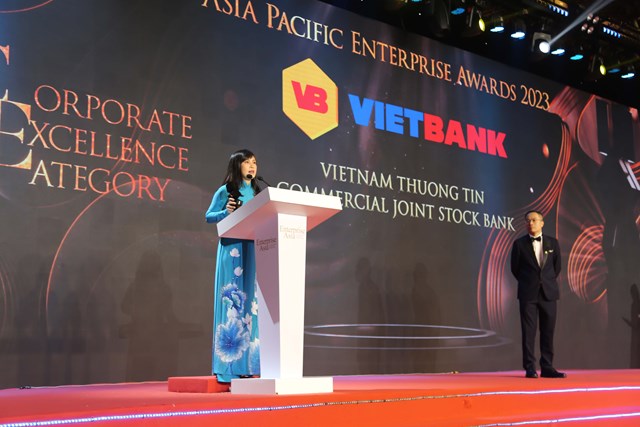 Ph&aacute;t biểu tại buổi lễ, b&agrave; Trần Tuấn Anh - Tổng Gi&aacute;m đốc Vietbank cho biết, giải thưởng n&agrave;y vừa l&agrave; minh chứng cho c&aacute;c định hướng ph&aacute;t triển của Vietbank trong thời gian qua l&agrave; đ&uacute;ng đắn, vừa l&agrave; sự ghi nhận cho những nỗ lực đổi mới kh&ocirc;ng ngừng của Vietbank trong việc tạo ra c&aacute;c sản phẩm dịch vụ tiện &iacute;ch, đ&aacute;p ứng nhu cầu đa dạng của kh&aacute;ch h&agrave;ng, tối đa ho&aacute; gi&aacute; trị gia tăng cho c&aacute;c đối t&aacute;c, cổ đ&ocirc;ng, CBNV v&agrave; đ&oacute;ng g&oacute;p thiết thực cho cộng đồng x&atilde; hội. Đ&acirc;y sẽ l&agrave; động lực để Vietbank từng bước hiện thực h&oacute;a tầm nh&igrave;n trở th&agrave;nh một ng&acirc;n h&agrave;ng b&aacute;n lẻ hiện đại, đa năng, hoạt động theo phương ch&acirc;m tăng trưởng - an to&agrave;n - hiệu quả - bền vững.