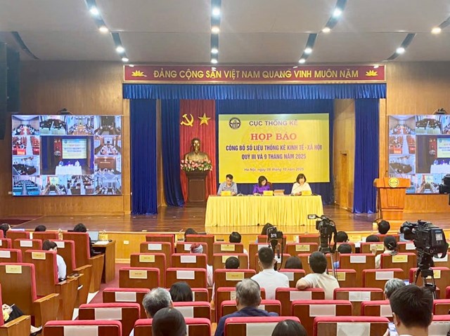 Họp báo Công bố số liệu thống kê kinh tế xã hội quý III và 9 tháng năm 2025 do Cục Thống kê, Bộ Tài chính tổ chức ngày 6/10. Ảnh: VGP/Minh Ngọc.