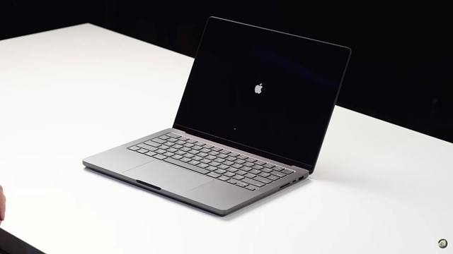 Bị Mỹ cấm vận, người Nga bất ngờ c&#243; tr&#234;n tay sản phẩm chưa ra mắt của Apple - Ảnh 4