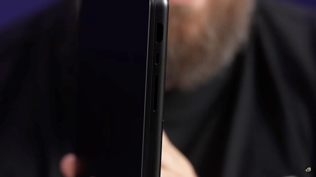 Bị Mỹ cấm vận, người Nga bất ngờ c&#243; tr&#234;n tay sản phẩm chưa ra mắt của Apple - Ảnh 5