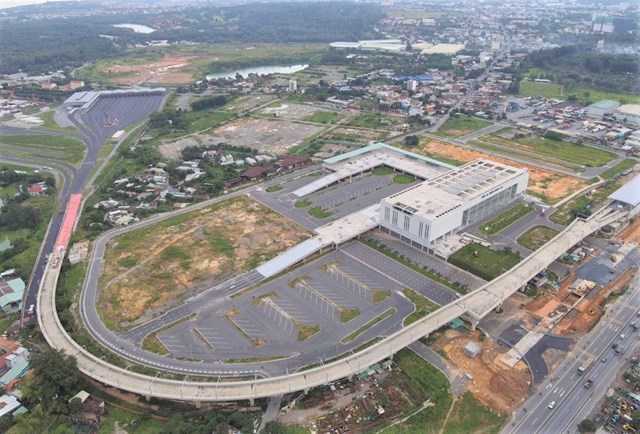 Bến xe miền Đ&ocirc;ng mới tại quận 9, TP HCM được xem l&agrave; lớn nhất Việt Nam với diện t&iacute;ch 16 ha, tổng vốn đầu tư khoảng 4.000 tỷ đồng. Từ bến xe n&agrave;y, người d&acirc;n c&oacute; thể đi c&aacute;c tuyến xe cố định ra ph&iacute;a Bắc.