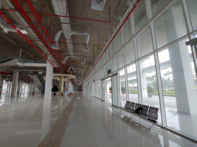 Mặt tường ph&iacute;a trước, sau v&agrave; tầng m&aacute;i được thiết kế lắp đặt k&iacute;nh trong suốt.