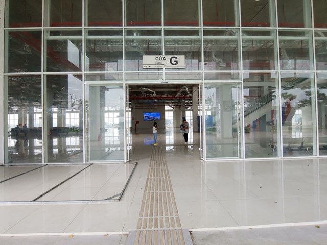 C&ocirc;ng tr&igrave;nh gồm khu A l&agrave; bến b&atilde;i, c&ocirc;ng tr&igrave;nh c&ocirc;ng cộng (chiếm hơn 76% tổng diện t&iacute;ch); khu B trạm xe bu&yacute;t (cao 2 tầng); khu C kho trung chuyển v&agrave; giao dịch h&agrave;ng h&oacute;a (cao 5 tầng); khu D thương mại dịch vụ (cao 15 tầng). Ri&ecirc;ng nh&agrave; ga được x&acirc;y dựng với kết cấu gồm 2 tầng hầm v&agrave; 4 tầng nổi.