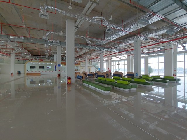 Khu vực nh&agrave; chờ rộng r&atilde;i với ghế ngồi sofa v&agrave; ghế sắt th&ocirc;ng dụng...